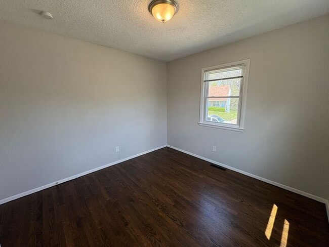 Building Photo - Comfortable 3-Bedroom Home with Fenced Yar...