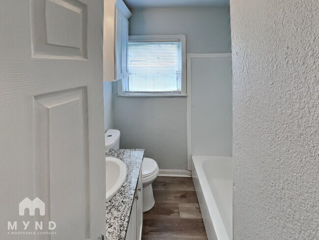 Building Photo - 4402 Mistletoe Dr