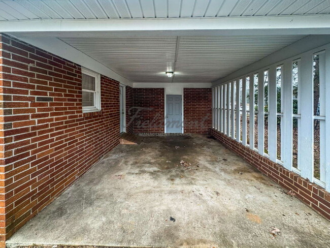 Building Photo - 111 S Buckhorn Rd