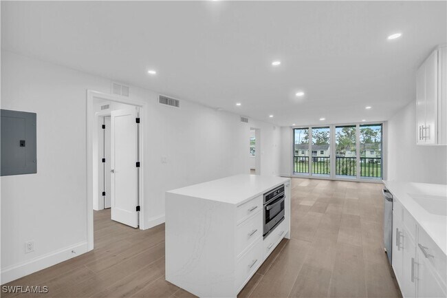 Building Photo - 1085 Forest Lakes Dr