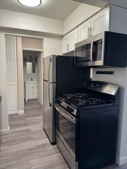 Building Photo - 2131 N Summit Ave