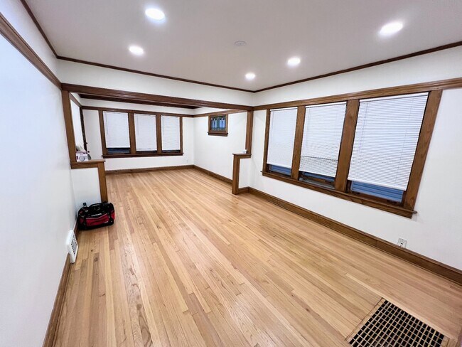 Building Photo - 5833 W Peterson Ave