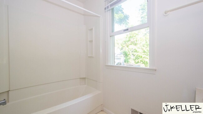 Building Photo - 931 Dewey Ave