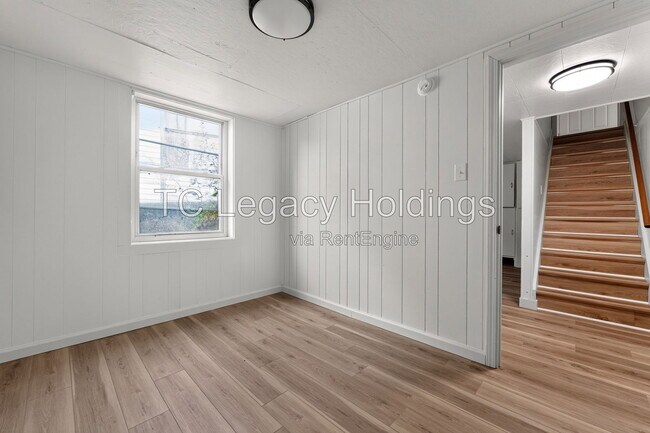 Building Photo - 729 Ridgeway Ave