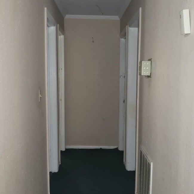 Building Photo - 116 N Elm St