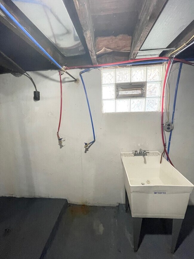 Building Photo - Entirely Remodeled 3 Bedroom, 1 Bathroom i...