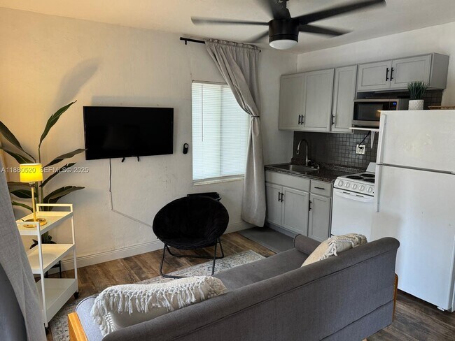 Building Photo - 1101 NE 14th Ave