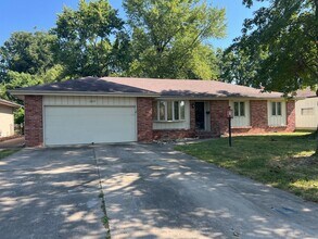 Building Photo - 3 Bedroom, 2 Bathroom Close To Everything!