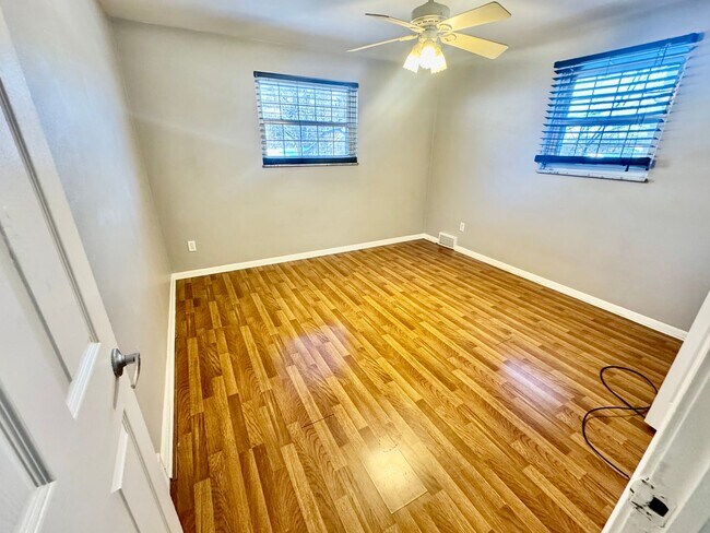 Building Photo - Charming 3 Bed/1.5 Bath Home - Integral Garage, Laundry in Basement - Available NOW in Turtle Creek!