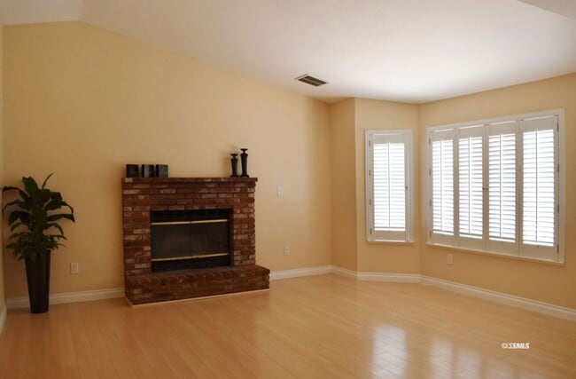 Building Photo - 4 bed 3 bath