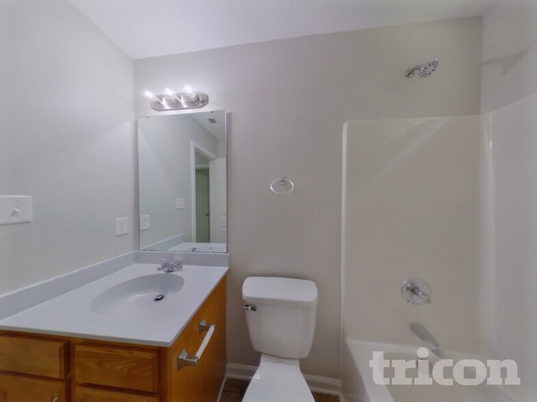 Building Photo - 3033 Salmon River Dr