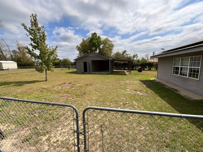 Building Photo - Gorgeous 3/2 Brick Home in Marianna with Bonus Room, Shed, and Fenced Back Yard!