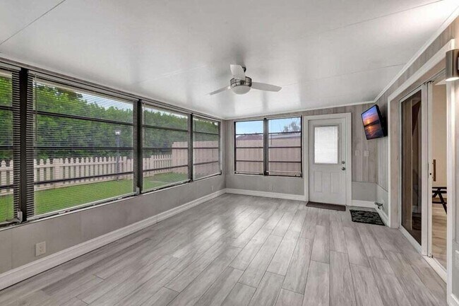 Building Photo - 5846 Mirror Lakes Blvd