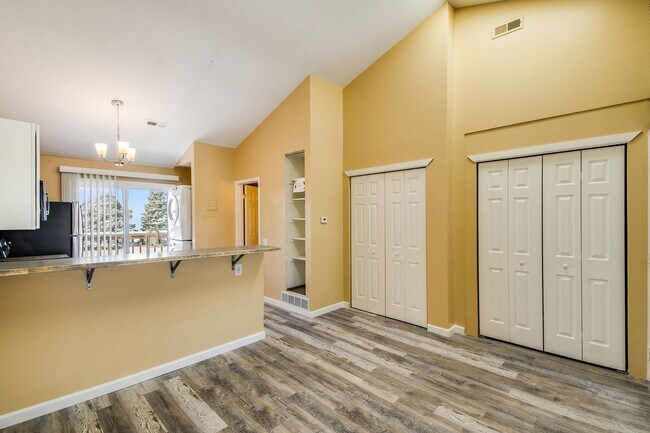 Building Photo - Beautifully remodeled condo in Smokey Hill - Available May 1st!!