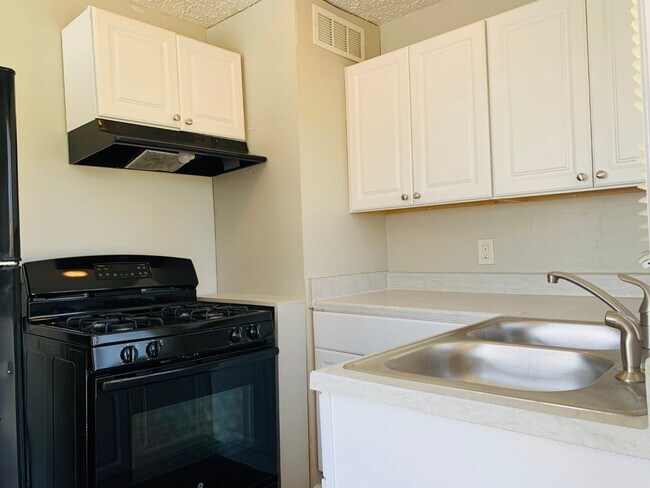 Building Photo - 6102 E Fayetteville Dr