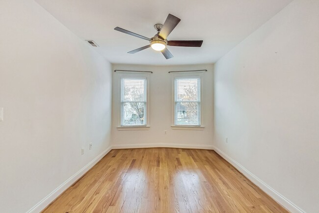 Building Photo - Beautiful TH - 4 bedroom + 3.5 BA - 7 mo -...