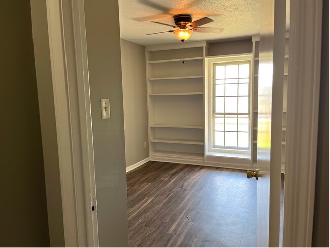 Building Photo - 6959 Tulip Trail Dr