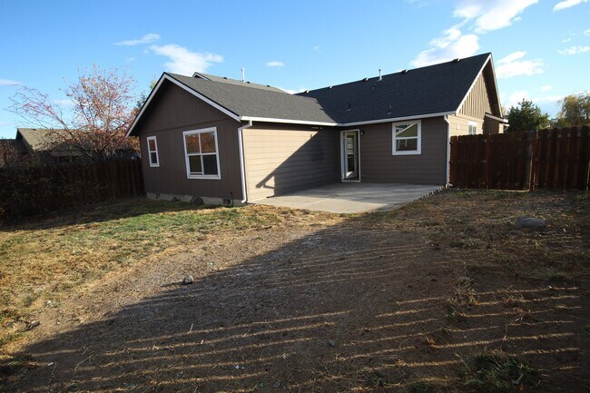 Building Photo - SW Redmond 3 Bdrm House, 2 Bath, Gas Heat & A/C, Patio & Fenced Yard, Dbl Garage