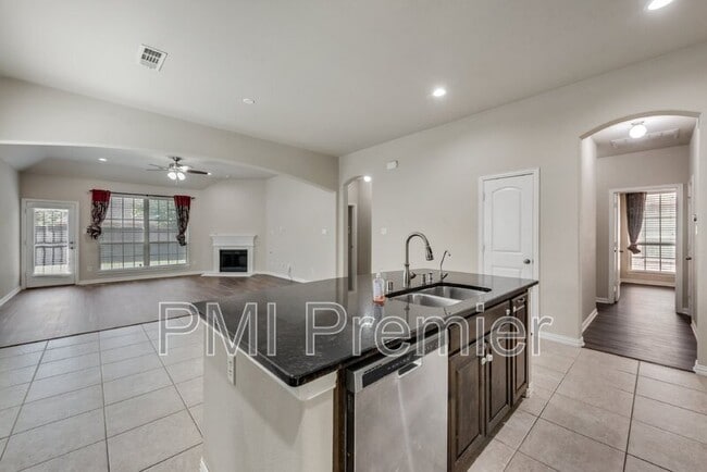 Building Photo - 2900 N Umberland Dr