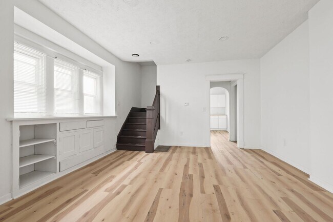 Building Photo - 822 N Bradley Ave