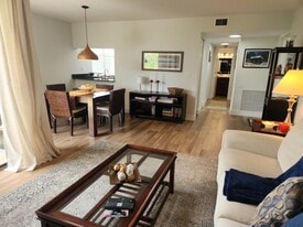 Building Photo - 825 Egret Cir
