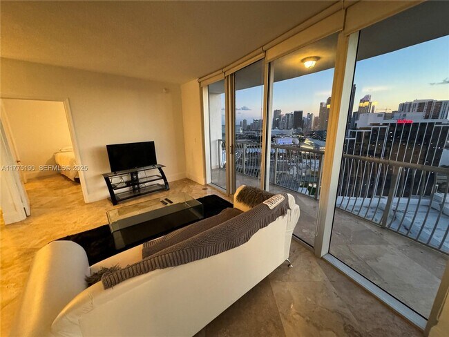 Building Photo - 1750 N Bayshore Dr