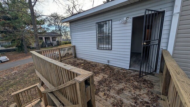 Building Photo - 3BR/1BA -- Deck, Separate Dining Room, In-Unit Laundry