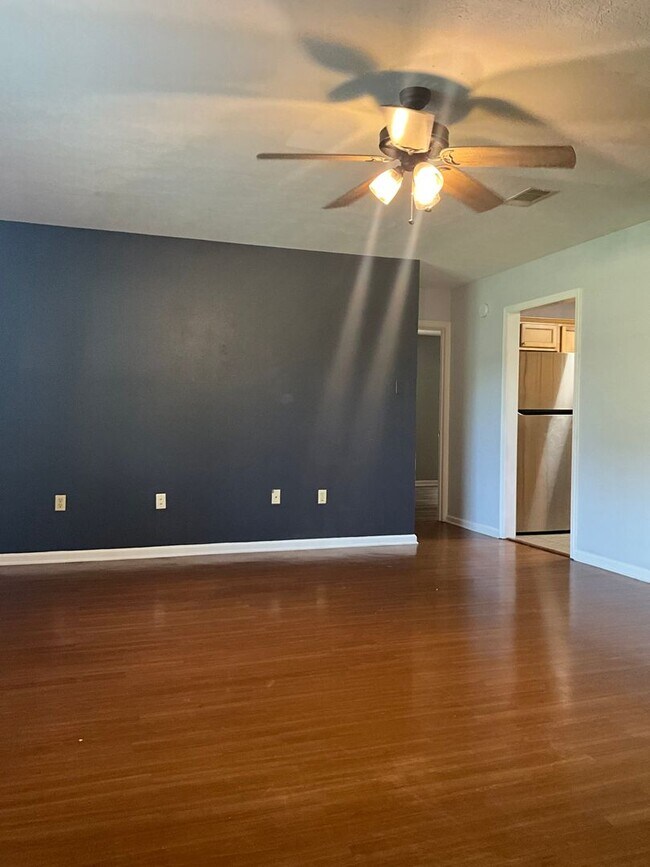 Building Photo - 2123 Hickory Dr