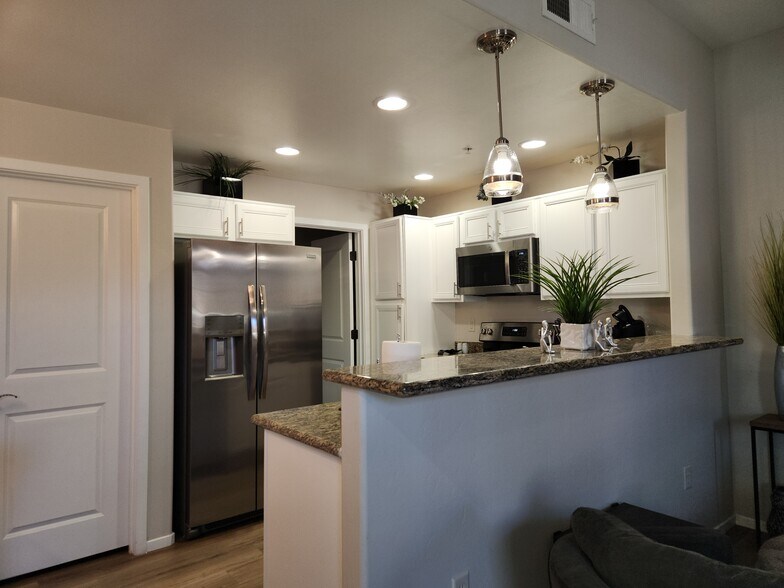 Fully equipped kitchen - 2028 E River Rd