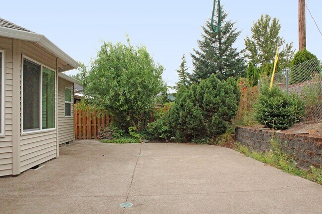 Building Photo - 15040 SE Lostine Dr