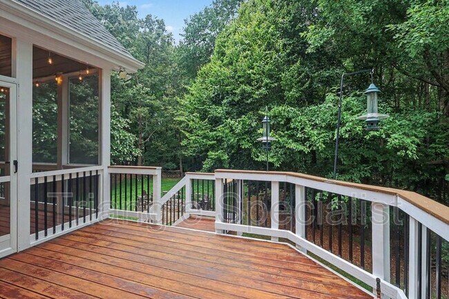 Building Photo - 6121 Carlyle Dr