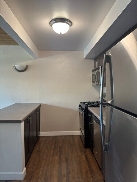Building Photo - 2131 N Summit Ave