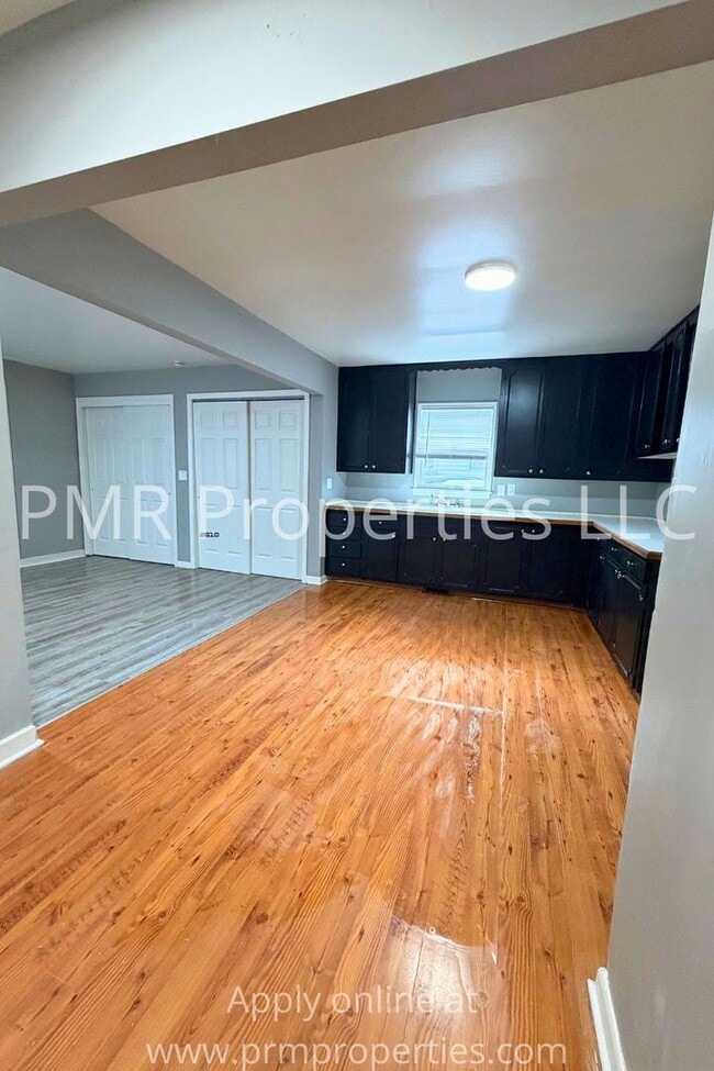 Building Photo - 3 Bedrooms / 1 Bathroom House