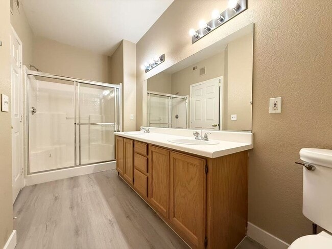 Building Photo - Gated condo boasts 2 bedrooms and 2 bathrooms
