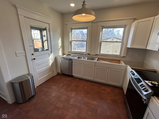 Building Photo - 963 Woodruff Pl W Dr