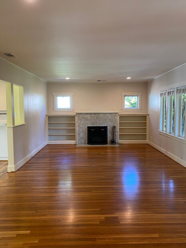 Living Room - 1823 N Michigan Ave