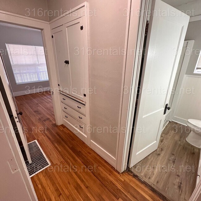 Building Photo - $1195 - 3 bedroom / 1 bathroom - Single Family Home