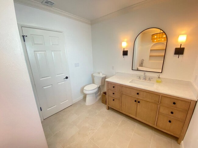 Building Photo - Beautifully Remodeled 3 Bedroom Naples Hou...