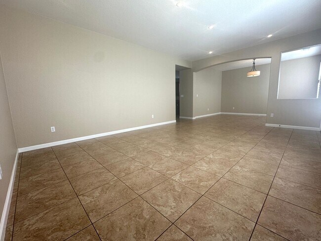 Building Photo - Gorgeous 4 Bedroom with Backyard Oasis wit...