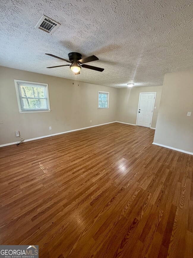 Building Photo - 814 Crestwood Terrace