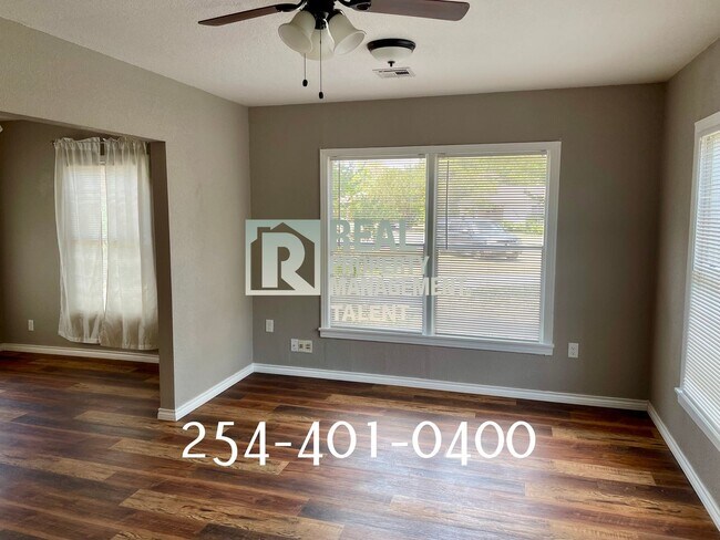 Building Photo - **Available in August** 3 Bedroom, 1 Bathr...