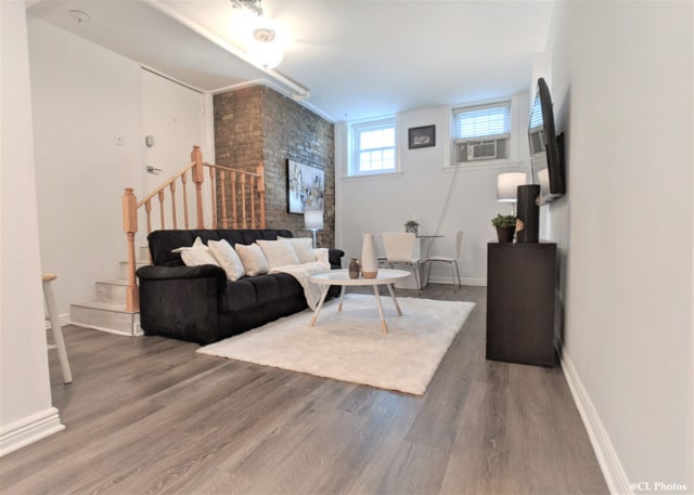 Building Photo - 4312 N Clarendon Ave