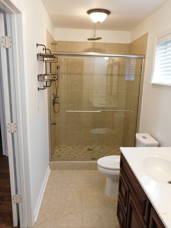 Building Photo - "Charming 3-Bed Oasis with Cozy Fireplace in Mount Pleasant"