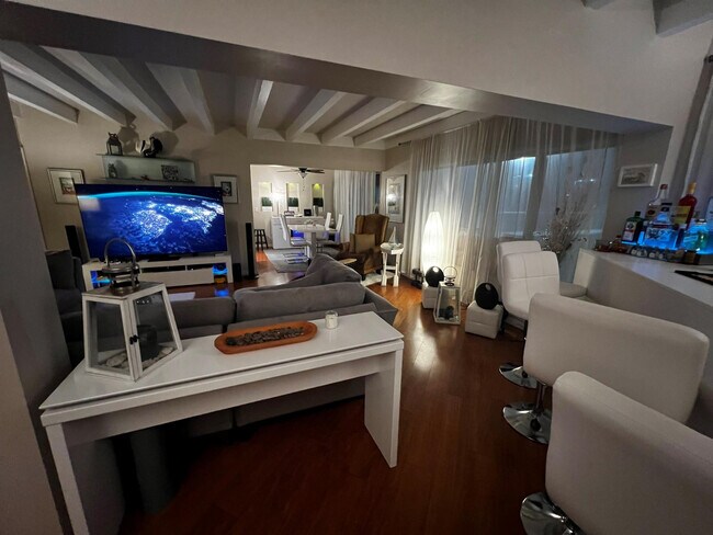 Building Photo - 904 NE 20th Ave