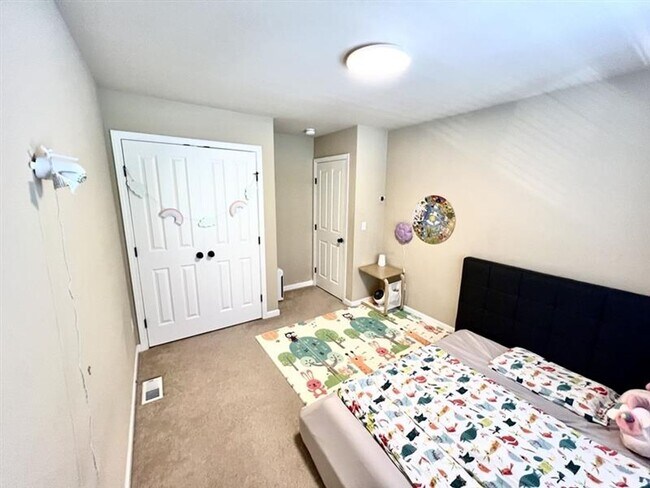 Building Photo - Spacious 5bed/2.5bath W/Bonus Room