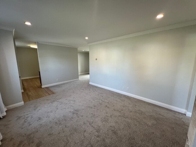 Building Photo - Thousand Oaks Living