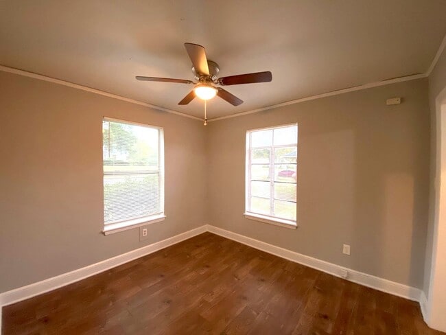 Building Photo - 1032 N Evergreen St