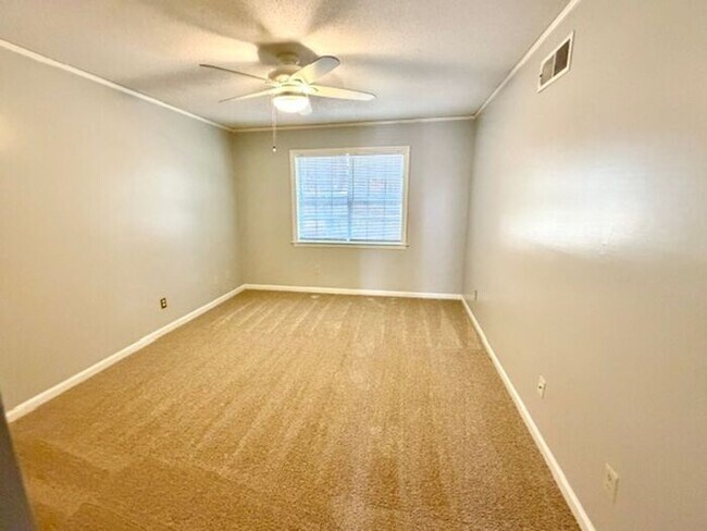 Building Photo - Fantastic 4 Bedroom 2 Bath Home with Office Space In Bartlett