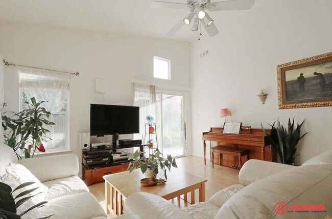 Building Photo - 9425 Lanneau Ct