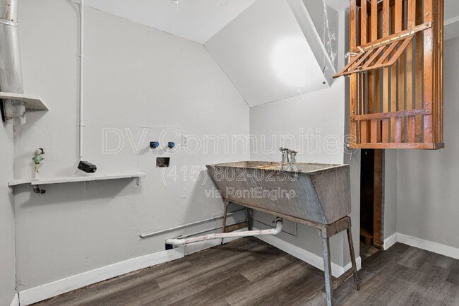 Building Photo - 4835 Almont Dr